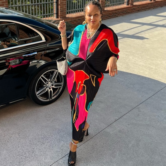 Stylish abstract dress - Picture 1 of 3